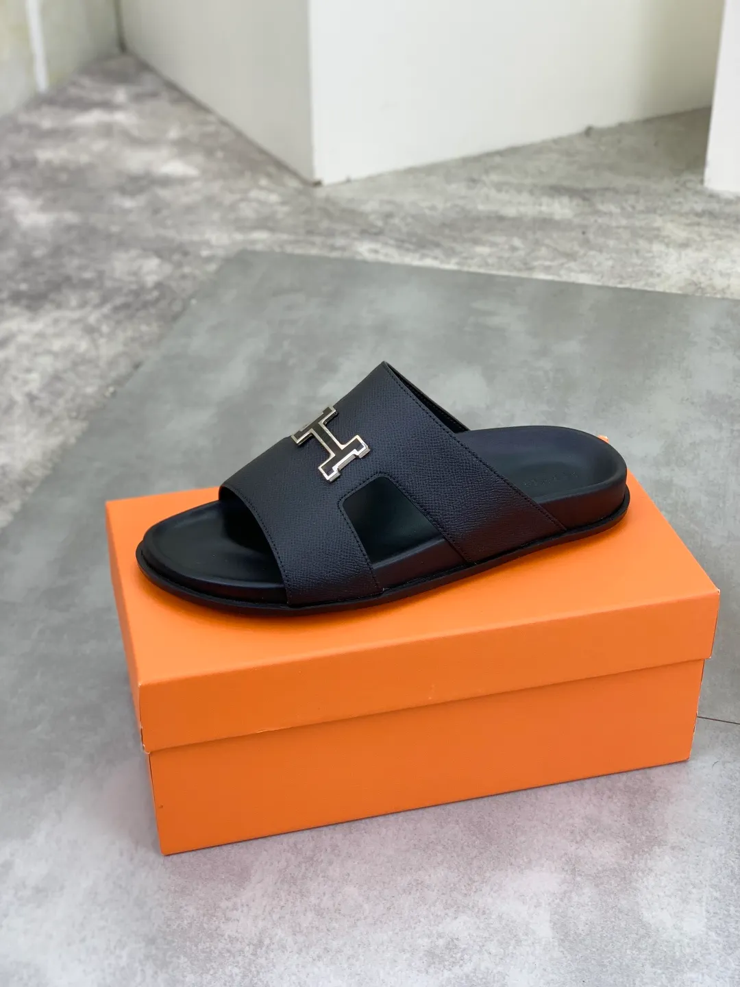Men's shoes 💰P440 New [HERMES] high-end quality new Hermès slippers, made of imported calfskin, wear-resistant and non-slip rubber outsole. Fashionable and elegant code number: 39-44 (38 45 46 customized)
